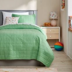 Microfiber Kids' Quilt Light Green - Pillowfort™